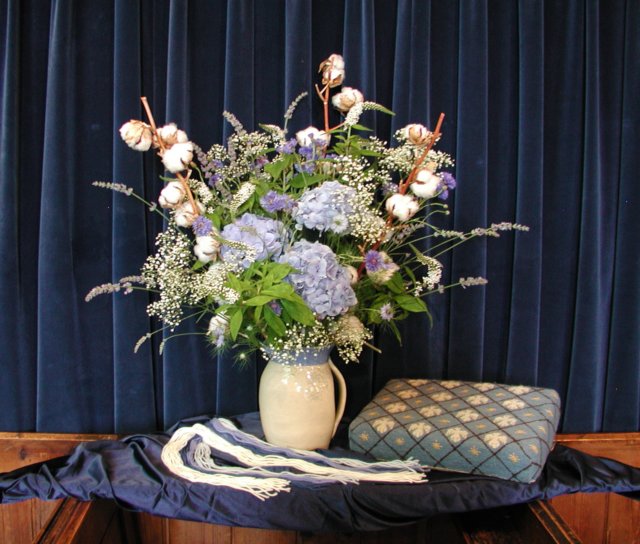 flowerdisplayinpiltonchurch.jpg
