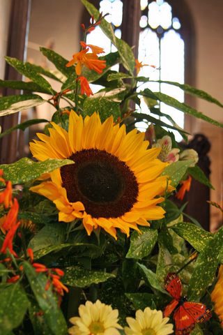 flowerdisplayinpiltonchurch2.jpg